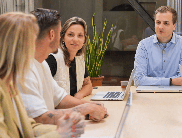 Twee collega's in gesprek buiten